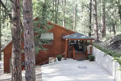 Image de Cabine dans les pins! Isolé - mais proche de tout