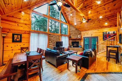 Image de Vino Vista est une luxueuse maison de vacances / chalet niché dans la forêt de pins