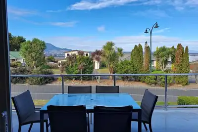 Maison de vacances moderne avec salon et balcon, Wi-Fi, vue sur le lac et la montagne