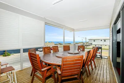 Image de Bayside - 8 Guests | 4 Bedrooms | 5 Beds | 2. 5 Bathrooms - Master Bedroom: Queen bed, Bedroom 2: Queen bed, Bedroom 3: Queen bed, Bedroom 4: 2 x Single beds.