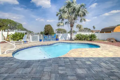 Image de Tout avoir! Maison a quai de bateau, kayaks, piscine chauffée et bain à remous
