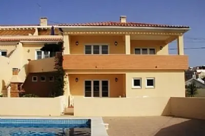 Image de Villa de luxe spacieuse dans un endroit calme avec piscine et vue superbe