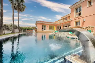Image de Villa luxueuse de 4 chambres, piscine chauffée, cinéma, gymnase, sauna, squash
