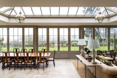 Image de Grande maison familiale dans un cadre magnifique avec une vue magnifique. Piscine, pool house avec ki