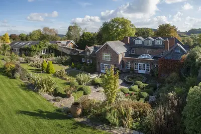 Image de Maison de campagne classique avec complexe de piscine intérieure chauffée et jardin clos privé