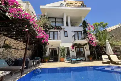 Image de Villa de luxe, avec piscine privée, de beaux jardins avec une mer imprenable et M