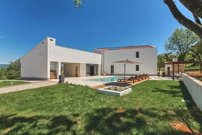 Image de Villa moderne et paisible avec grande piscine dans un cadre verdoyant offrant une intimité