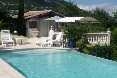 Image de Superbe studio indépendant avec terrasse et piscine