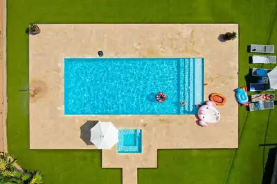 Belle maison avec grande piscine privée avec extérieur parfait pour profiter.