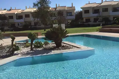 Image de Une belle maison de ville de 4 chambres, une vue imprenable sur la piscine et les jardins 59583 \/ Al