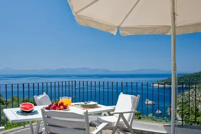 Maison de campagne tout nouveau dans la cadre privé avec vue imprenable sur la mer Égée