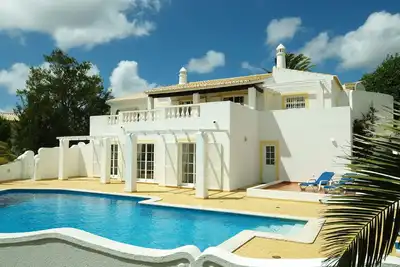 Image de Luxe 4/5 Chambres Villa avec piscine privée, Mer, Golf et vue sur le lac