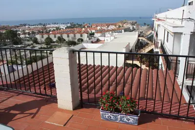 Image de Maison spacieuse près de la plage avec une grande terrasse et de superbes vues.