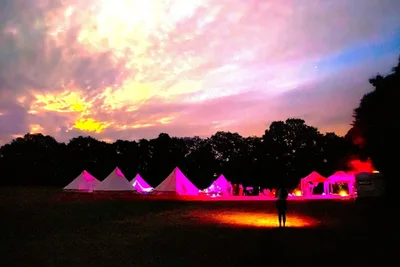 Image de La saison estivale de glamping et de camping peut accueillir de 6 à 60 personnes dans ses propres zones
