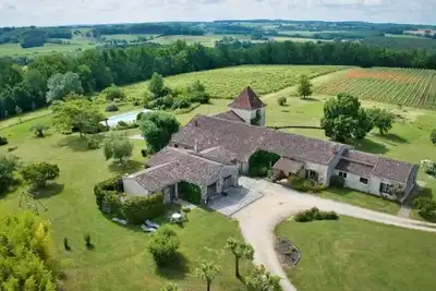 Image de Grande Chartreuse de caractère avec grande piscine et parc privés