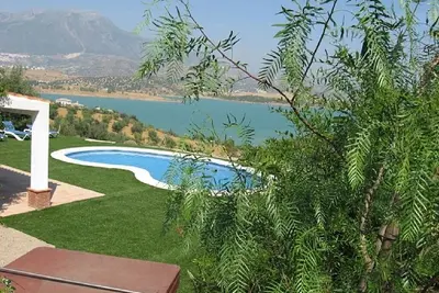 Image de Vues spectaculaires sur le lac Vinuela et les montagnes