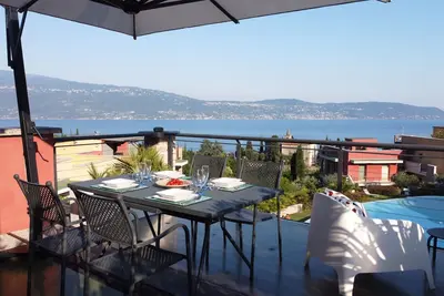 Appartement neuf de luxe avec vue spectaculaire sur le lac, une connexion Wi-Fi gratuite