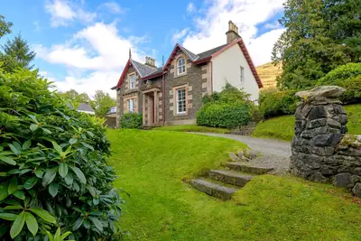 Image de Famille et animal de compagnie Ă la maison amicale de la maison donnant sur le Loch Long, par Loch Lomond