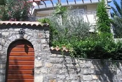 Image de Magnifique villa ancienne en pierre dans un jardin méditerranéen privé entouré de murs en pierre
