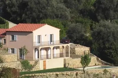 Image de Villa privée de 5 chambres à Cannes avec piscine privée et vue sur la mer.