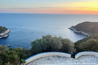 Image de Villa Petritis - Superbe Cliff Top Villa avec piscine