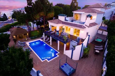 Image de Luxueuse villa spa de 5 chambres \/ salles de bain avec vue imprenable sur la mer, à 5 minutes à pied de tout.