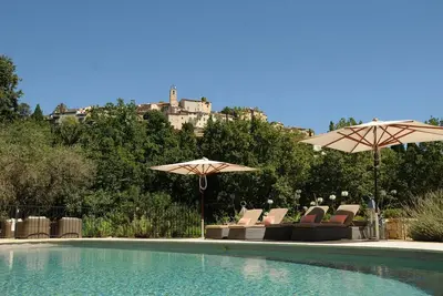 Image de Magnifique Villa avec piscine Bénéficiant d'une vue idyllique sur la ville.