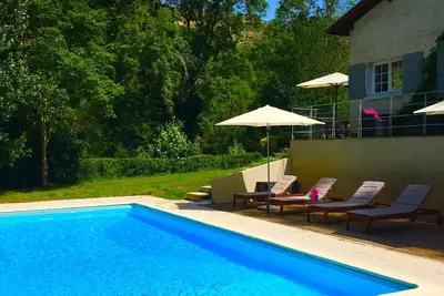 Image de RÉGLAGE De La RIVIÈRE Tranquil, Piscine PRIVÉE, Sur Les Bords De La Célèbre ville médiévale