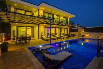 Image de Luxueuse villa de trois chambres avec grande piscine à débordement et vue panoramique sur la mer
