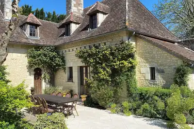 Image de Ancien fief du Xvi siècle dominant la rivière et ses jardins luxuriants.