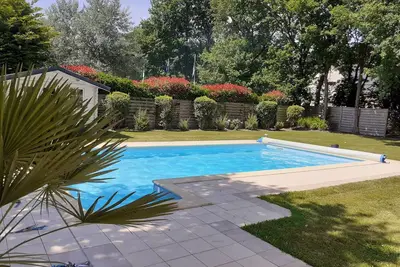 Image de Villa avec un grand jardin et piscine chauffée.