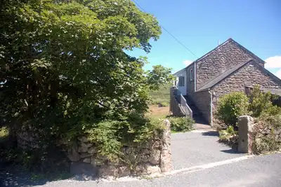 Image de Propriété côtière paisible avec grand jardin. Des vues imbattables sur la mer et les landes.