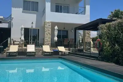 Image de Villa individuelle de luxe avec très grande piscine privée, grand terrain et vue sur la mer