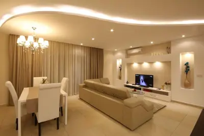 Image de Élégant, supérieur et spacieux appartement d'angle de 2 chambres avec piscine commune