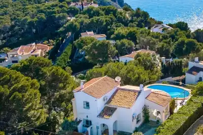Image de Luxueuse villa paisible de 4 chambres avec vue sur mer et grande piscine privée avec barrières