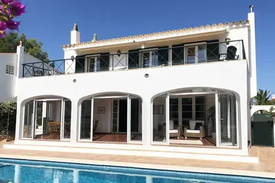 Image de Maison familiale, piscine chauffée, vue sur le port, courte promenade jusqu'au port, boutiques, bars \/ restes.