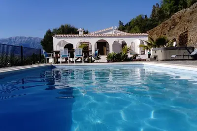 Image de Grande piscine Prive+ Jacuzzi vue magnifique sur côte \/court et long terme\/Wifi
