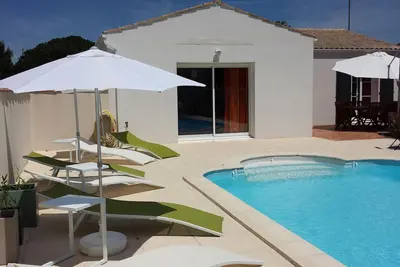 Image de Maison avec jardin et piscine privée chauffée