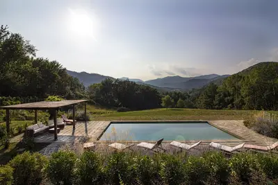 Image de Ferme toscane classique avec grande piscine dans les collines près de Lucques, pour 14 personnes