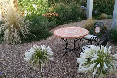 Image de maison de style campidanese avec un magnifique jardin et sans fil.