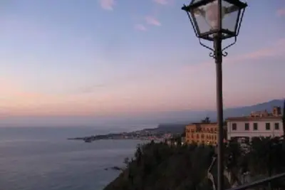 Image de appartement  avec une grande terrasse avec vue sur mer- Taormina