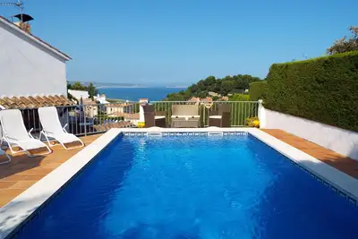 Image de Villa avec piscine privée, jardin et la mer magnifique et vue sur la montagne