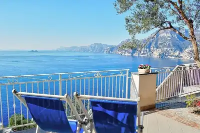 Image de Villa Gisella A: Un appartement lumineux face au soleil et à la mer.
