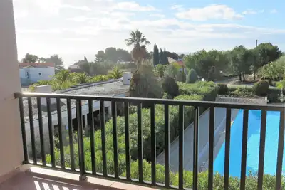 Image de gd studio et gde terrasse résidence bord de mer avec piscine et tennis