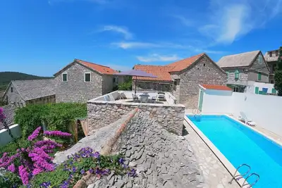Image de Grohote: Maison villageoise de caractère avec piscine