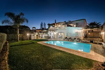 Image de Old Village Vilamoura peut accueillir de 8 à 10 personnes. Bain à remous, table de billard, vue sur le golf entièrement rénové