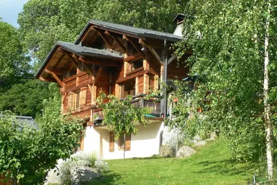 Image de Grand chalet de caractère dans un cadre verdoyant