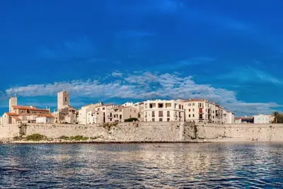 Image de Beautiful, spacious, split level Studio in Old Antibes with Air Conditioning