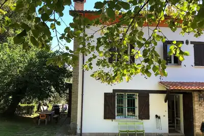 Image de Roncosambaccio: Villa plongée parmi les oliviers tout près de la mer - Fano