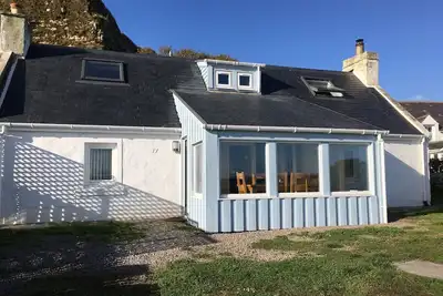 Image de Cottage Fisherman Dans tranquille Highland Village Surplombant la mer